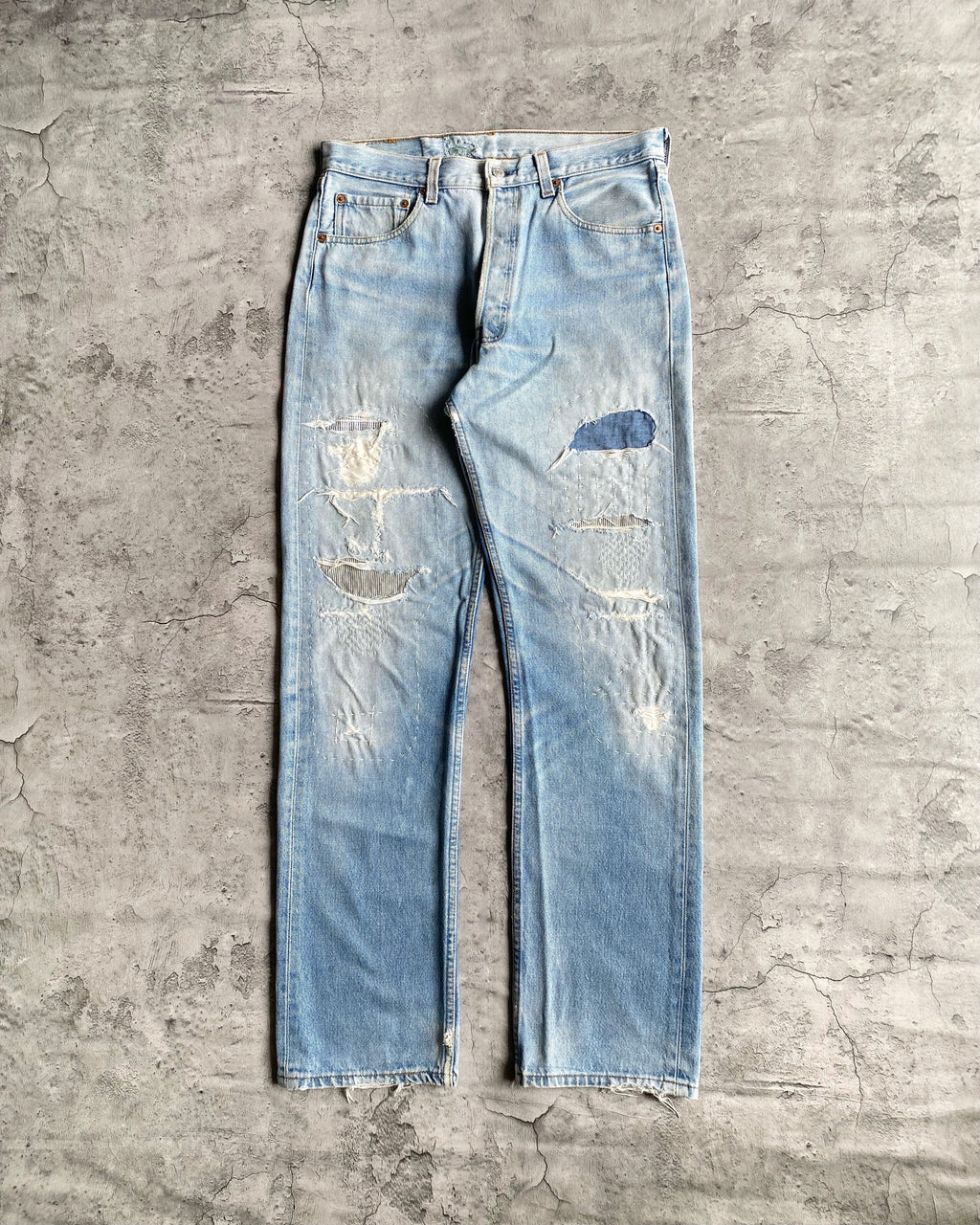 1990S LIGHT WASH LEVI’S 501 REPAIRED JEANS (32X32)