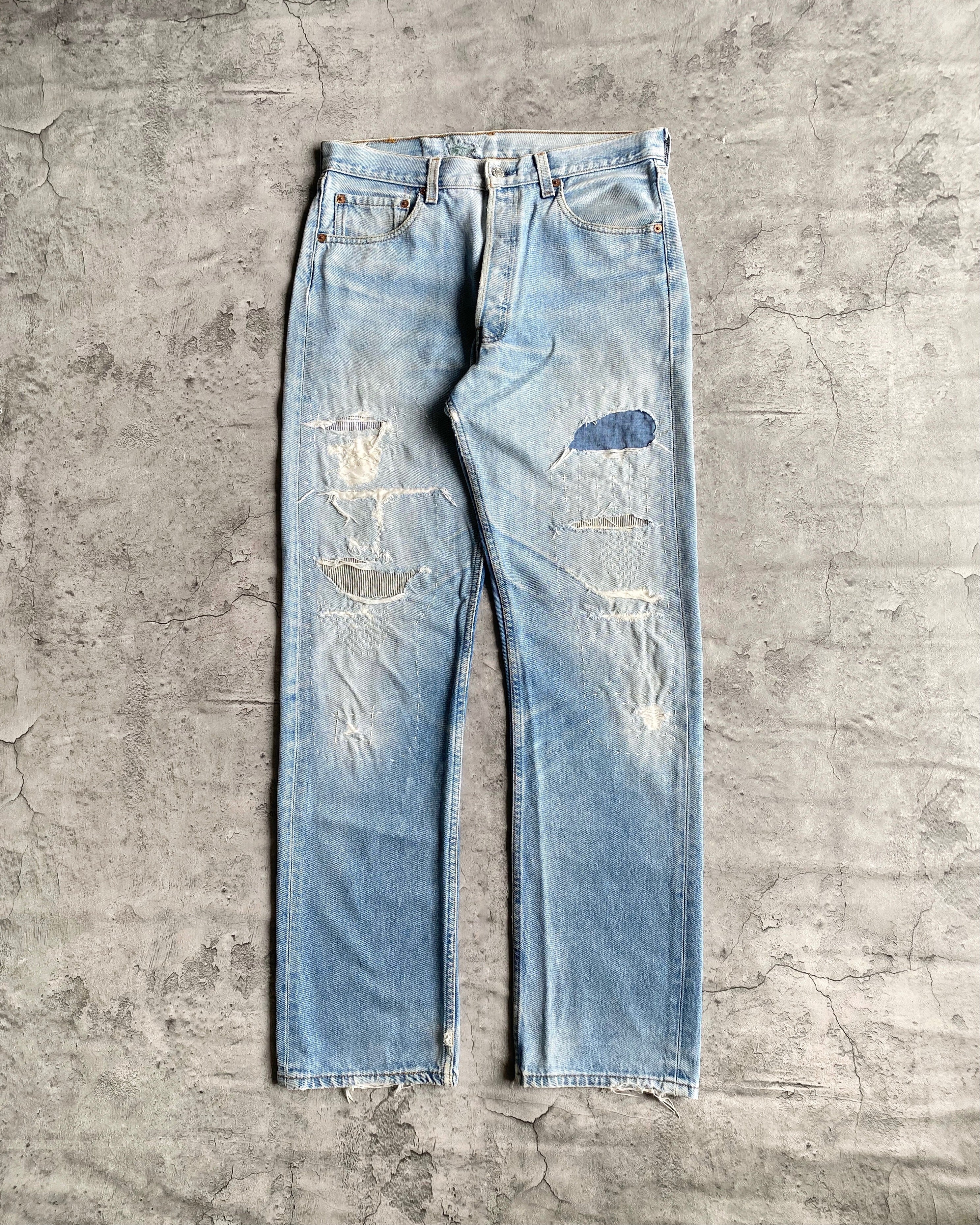 1990S LIGHT WASH LEVI’S 501 REPAIRED JEANS (32X32)