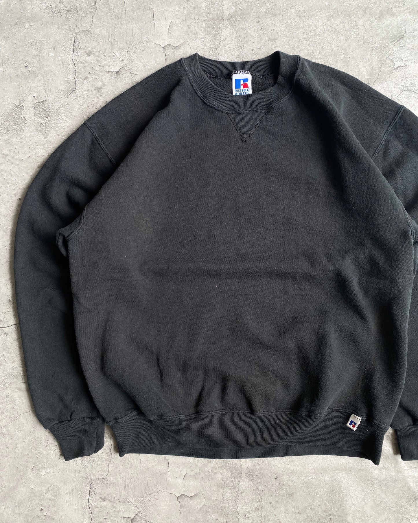 1990S RUSSELL FADED BLACK BLANK CREWNECK SWEATSHIRT (S-L)