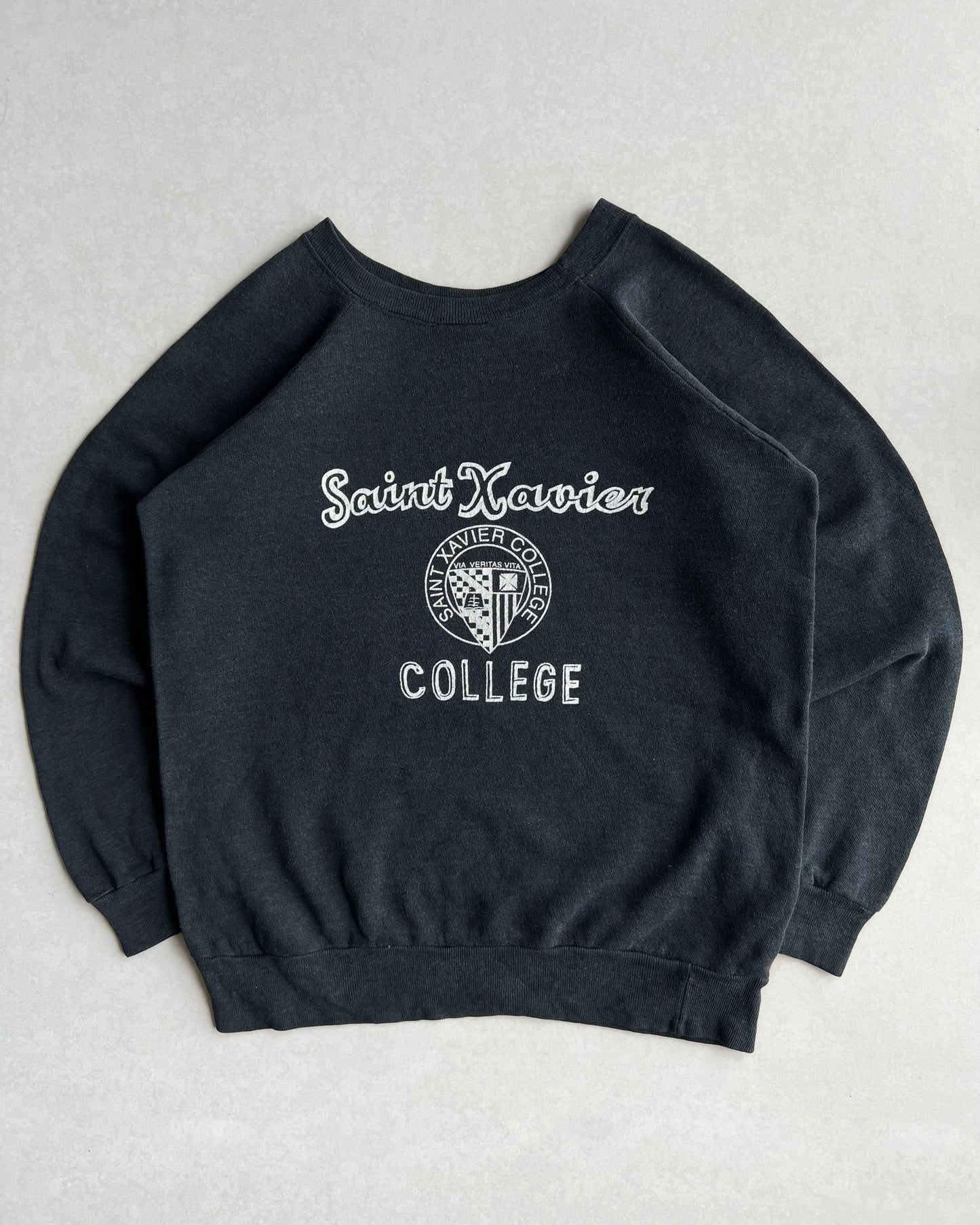 1980S 'SAINT XAVIER COLLEGE' RAGLAN SWEATSHIRT (M)