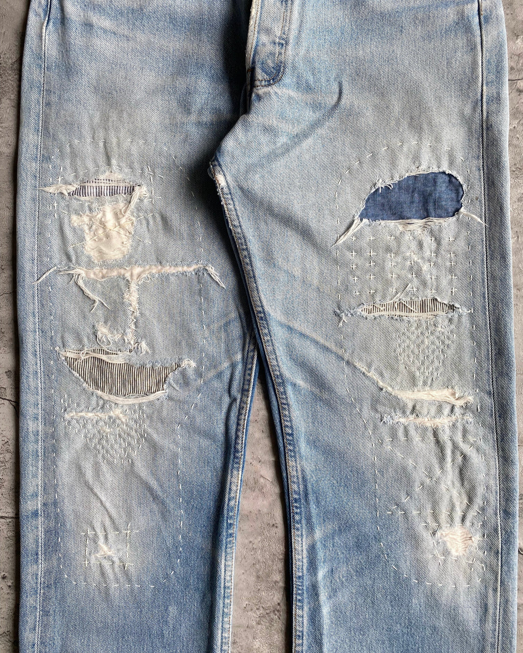 1990S LIGHT WASH LEVI’S 501 REPAIRED JEANS (32X32)