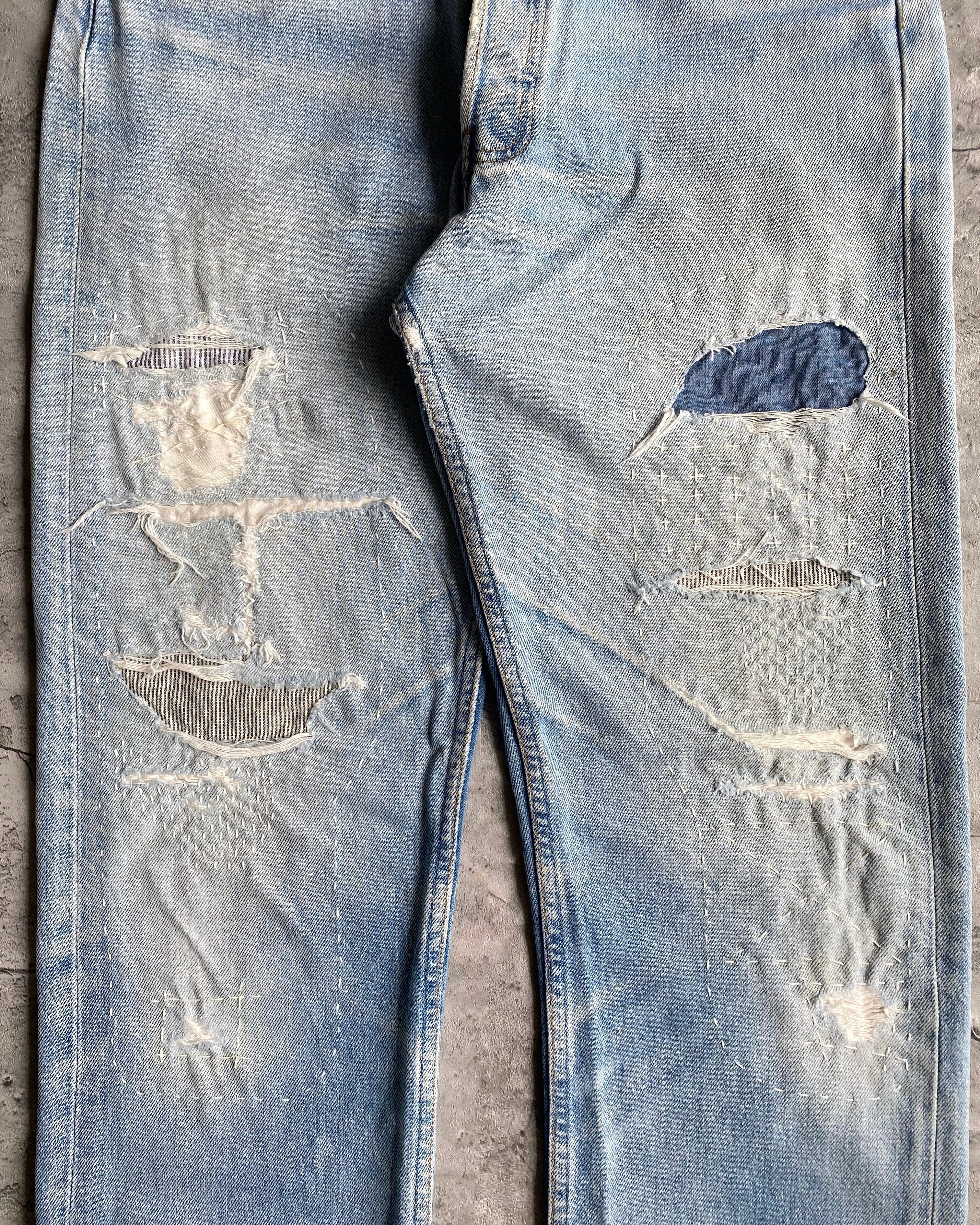 1990S LIGHT WASH LEVI’S 501 REPAIRED JEANS (32X32)