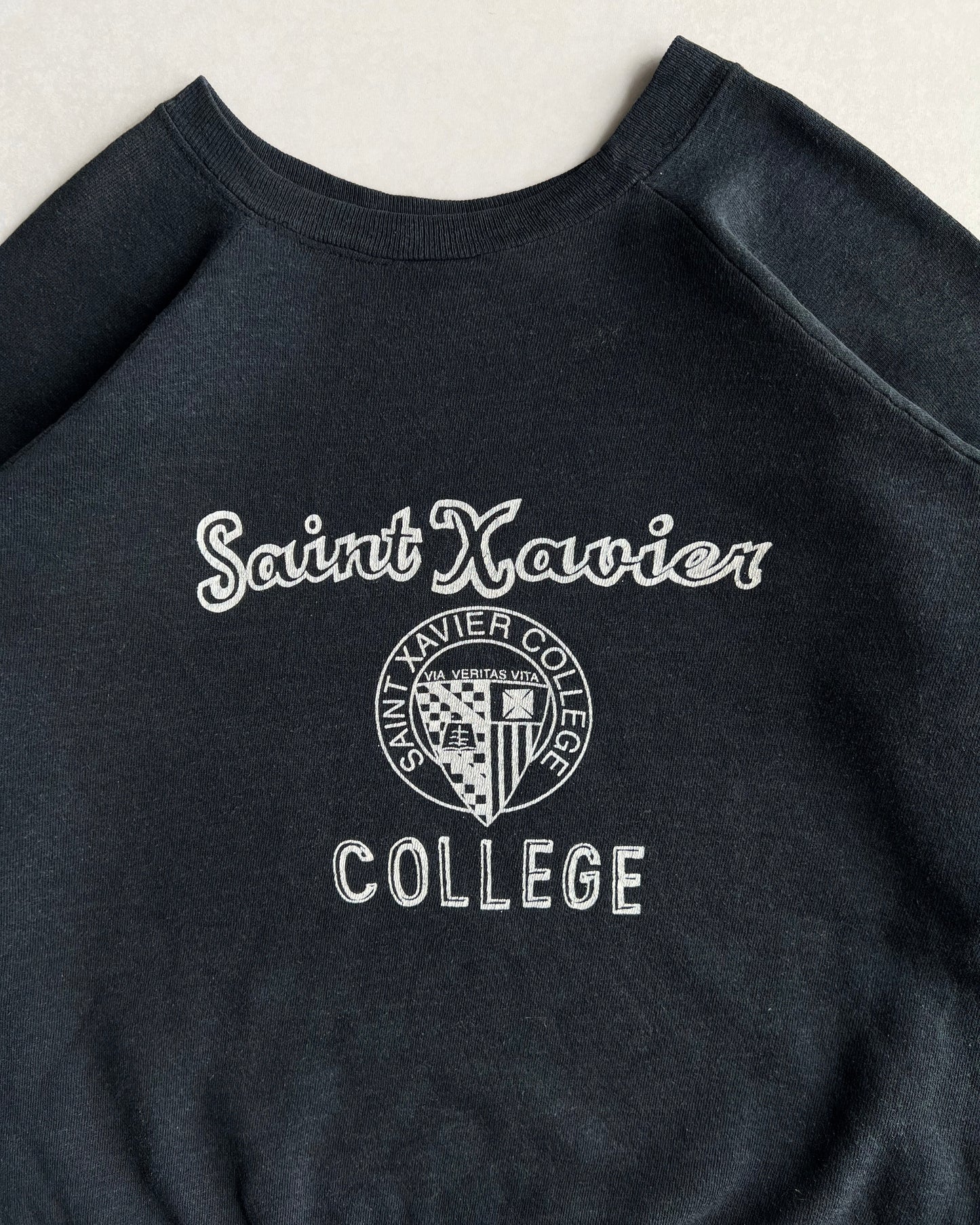 1980S 'SAINT XAVIER COLLEGE' RAGLAN SWEATSHIRT (M)