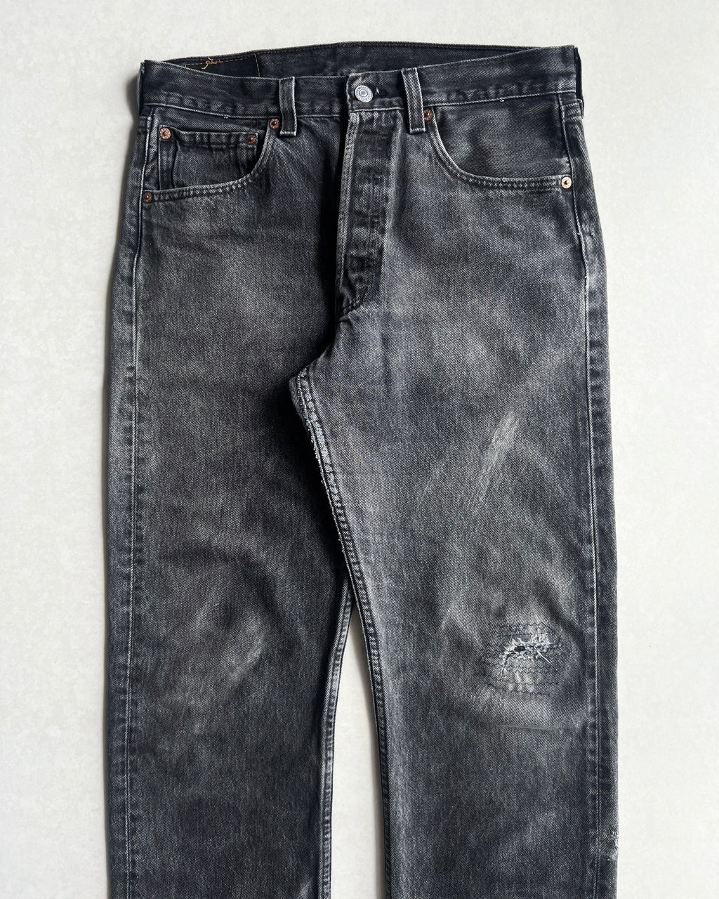 1990S FADED BLACK LEVI'S 501 RELEASED HEM JEANS (31X30)