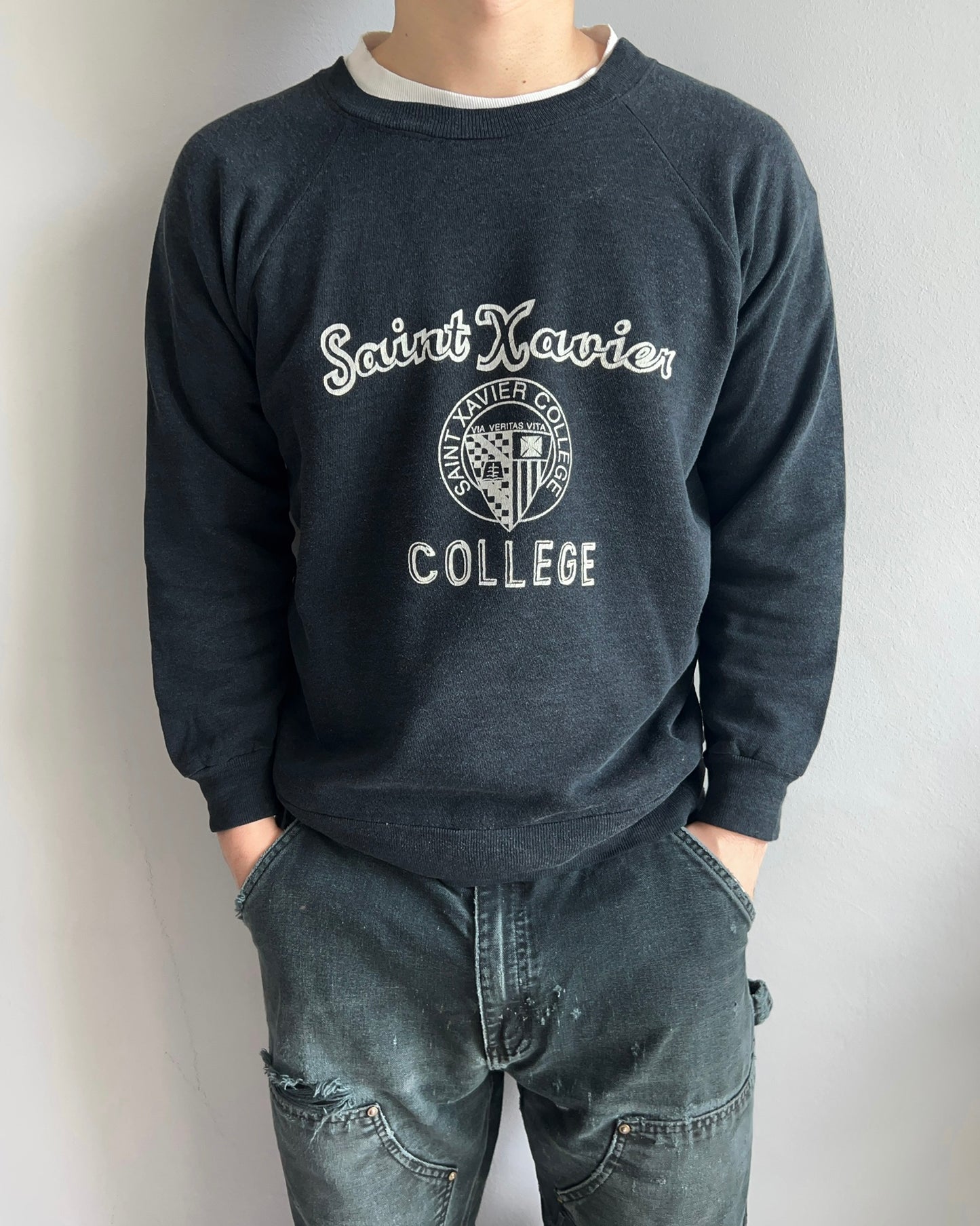 1980S 'SAINT XAVIER COLLEGE' RAGLAN SWEATSHIRT (M)